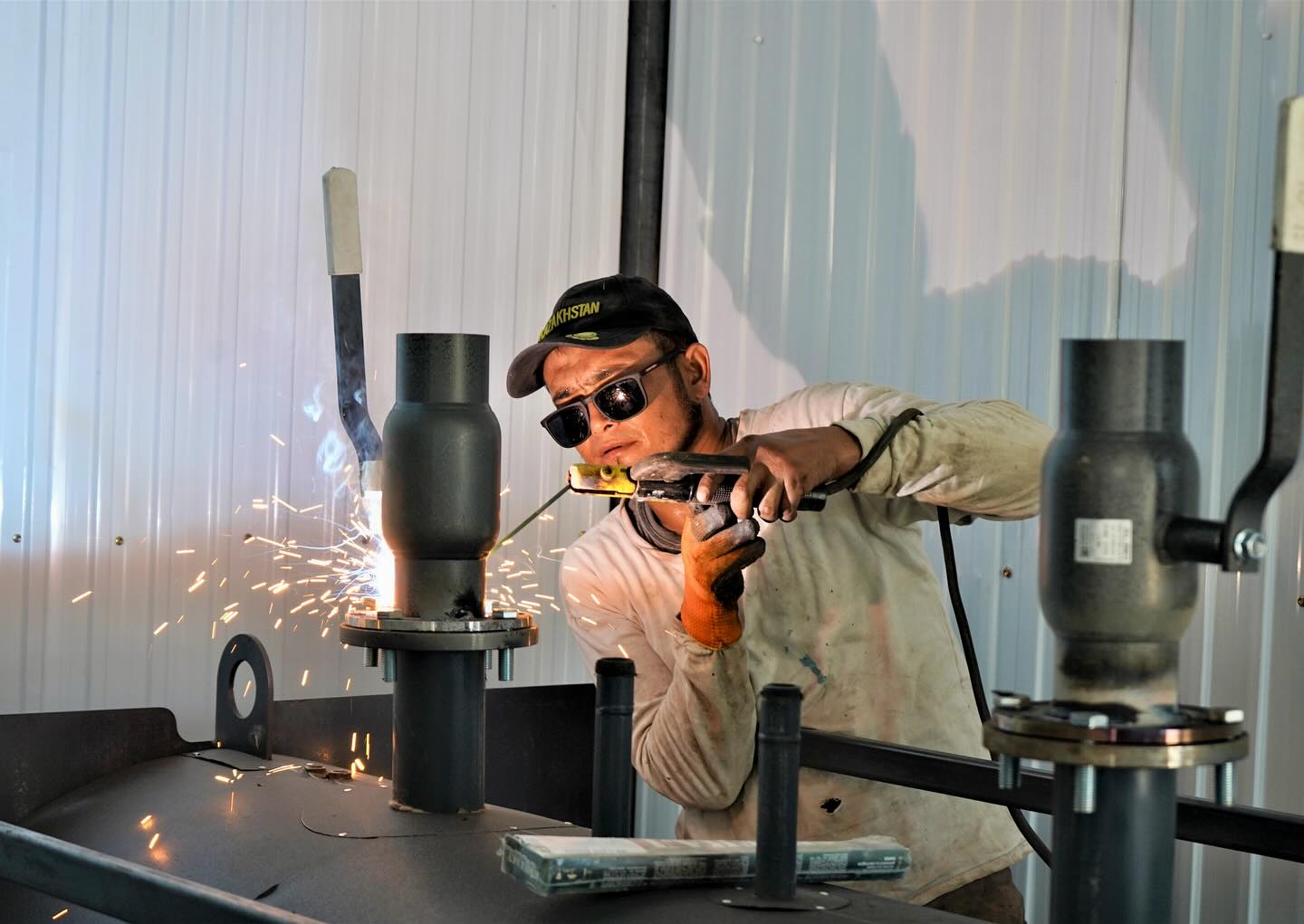 ҚАЛА ӘКІМІ ЖАНДОС ТАСОВ БІЛІМ НЫСАНДАРЫНЫҢ ТАБИҒИ ГАЗҒА ҚОСЫЛУ БАРЫСЫНДАҒЫ ДАЙЫНДЫҒЫН БАҚЫЛАДЫ