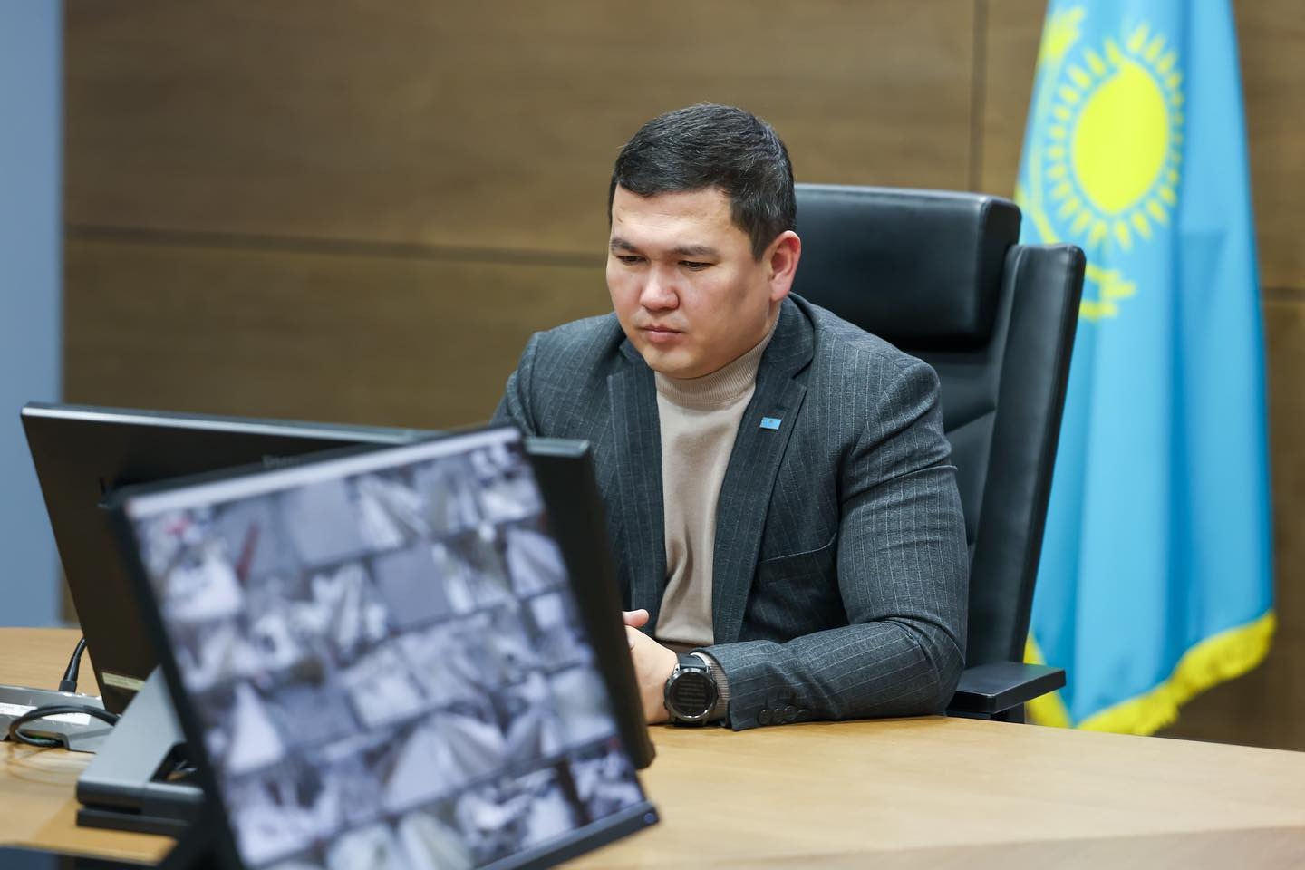 ШЫМКЕНТТЕ ҚАР ТАЗАЛАУ ЖҰМЫСЫ ҚАТАҢ БАҚЫЛАУДА