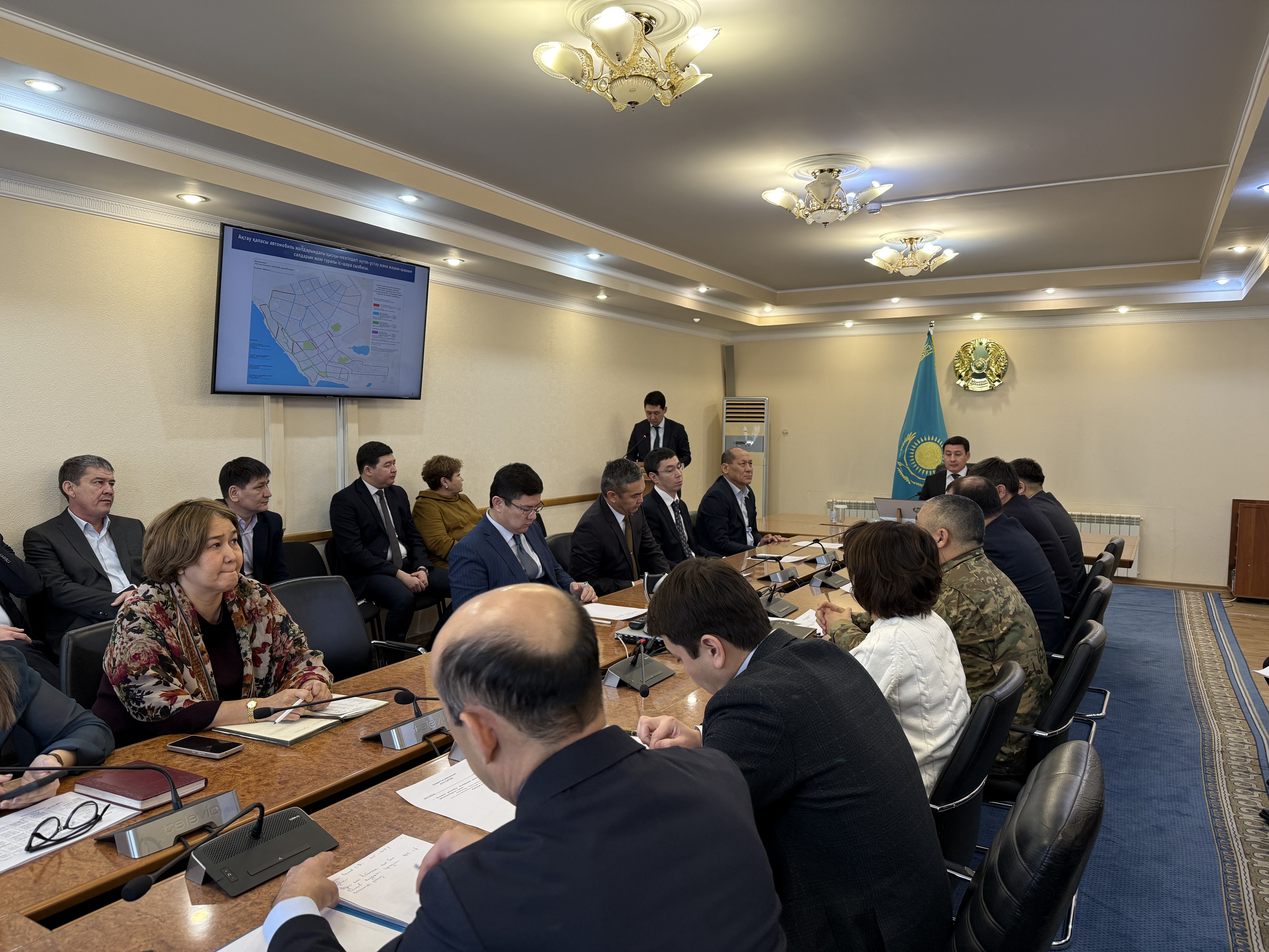 Ақтау әкімдігінде жолдарды күтіп ұстау мәселесі талқыланды