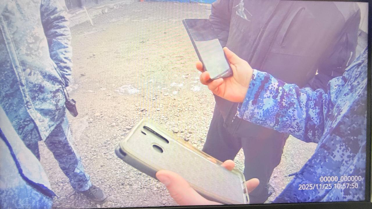 В Семее водитель экскаватора пытался пронести телефон на территорию учреждения средней безопасности