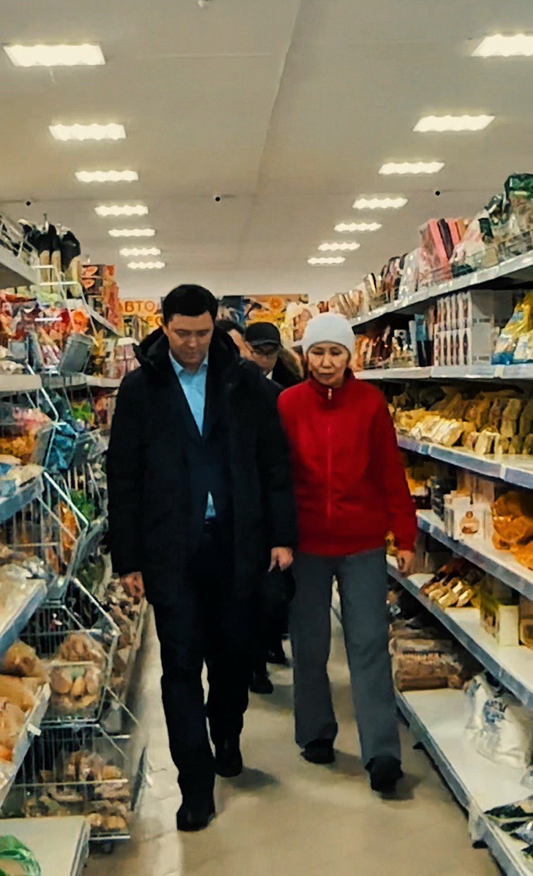 Аким района Айбек Купенов посетил продуктовые магазины районного центра