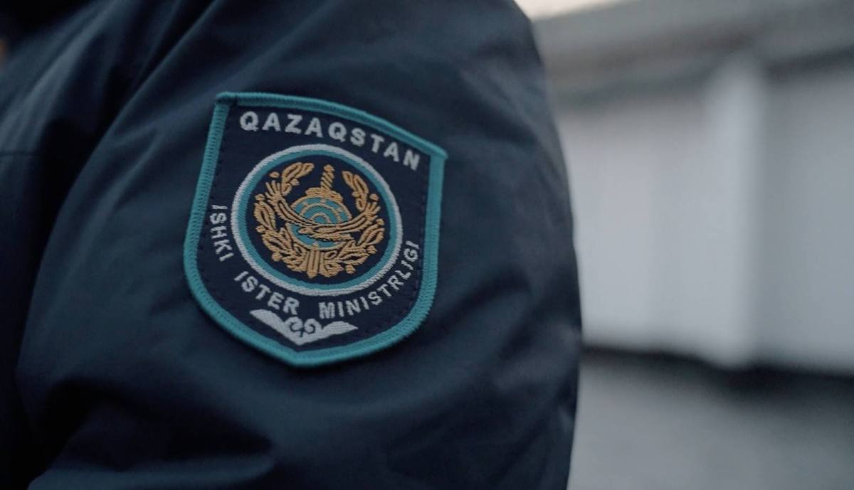 Полицейские перехватили жертву мошенников на выезде из села в Карагандинской области