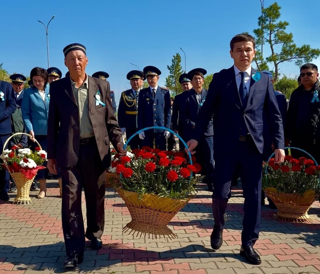 Прошла торжественная церемония возложения цветов
