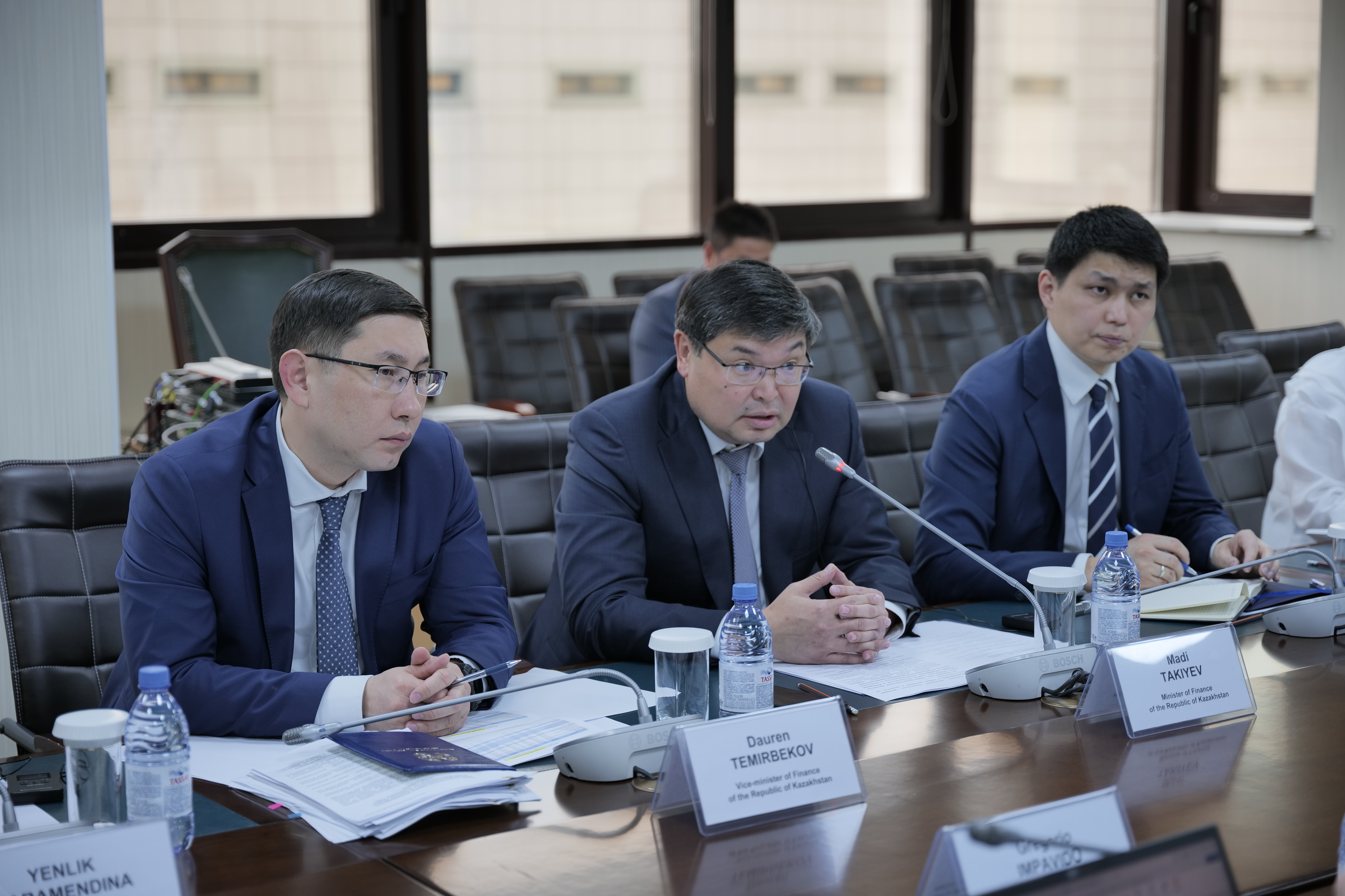 ҚР Қаржы министрі Мәди Такиев Қазақстандағы ХВҚ басшысымен кездесті