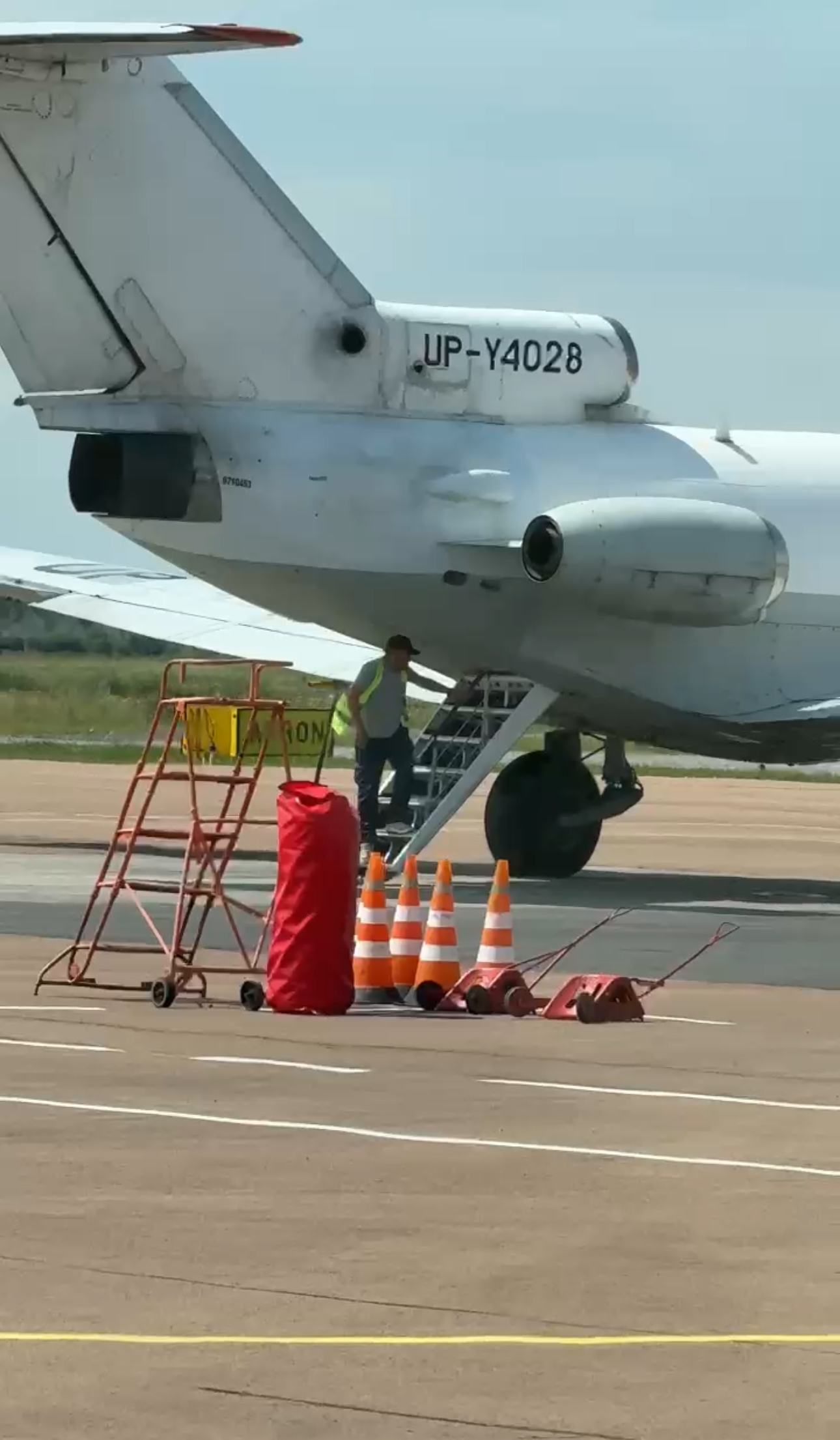 ПОСТРАДАВШЕГО ВРАЧА ИЗ КОСТАНАЙСКОЙ ОБЛАСТНОЙ БОЛЬНИЦЫ ДОСТАВИЛИ В АСТАНУ БОРТОМ САНИАВИАЦИИ