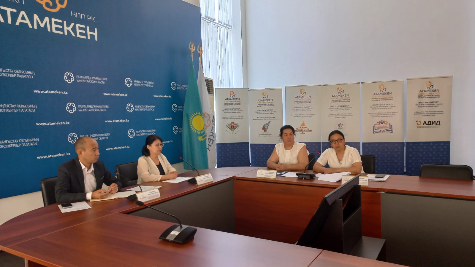 8 июля 2025 года в Палате предпринимателей «Атамекен» состоялся областной семинар-совещание на тему: «Соблюдение санитарных требований в столовых общественного питания, пищеблоках организаций образования, оздоровительных лагерях и организация мероприятий по профилактике пищевых отравлений, острых кишечных инфекций и ботулизма».            На семинаре-совещании с докладами выступили начальники управлений Департамента санитарно-эпидемиологического надзора Мангистауской области Б. Сатканбаева, Н. Турганалиева и Г. Шорбасова.         В ходе семинара работники столовой  обсудили зарегистрированные в регионе случаи групповых пищевых отравлений, ознакомились с недостатками, выявленными при проведении мероприятий по борьбе с групповыми пищевыми отравлениями, а также с мерами профилактики, контроля и реагирования. Всего в семинаре приняли участие 179 человек.            На многие вопросы, поднятые в ходе семинара, были даны исчерпывающие ответы.