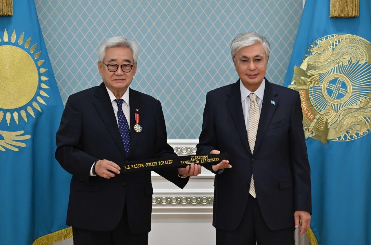 Президент Всемирной федерации таеквондо в знак глубокого уважения вручил Главе нашего государства черный пояс девятого дана