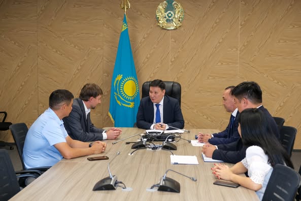 ТҮРКІСТАН: ОБЛЫС ӘКІМІНІҢ ОРЫНБАСАРЫ ТРИАТЛОН ФЕДЕРАЦИЯСЫНЫҢ БАС ХАТШЫСЫ СЕРГЕЙ МАЙЕРМЕН КЕЗДЕСТІ