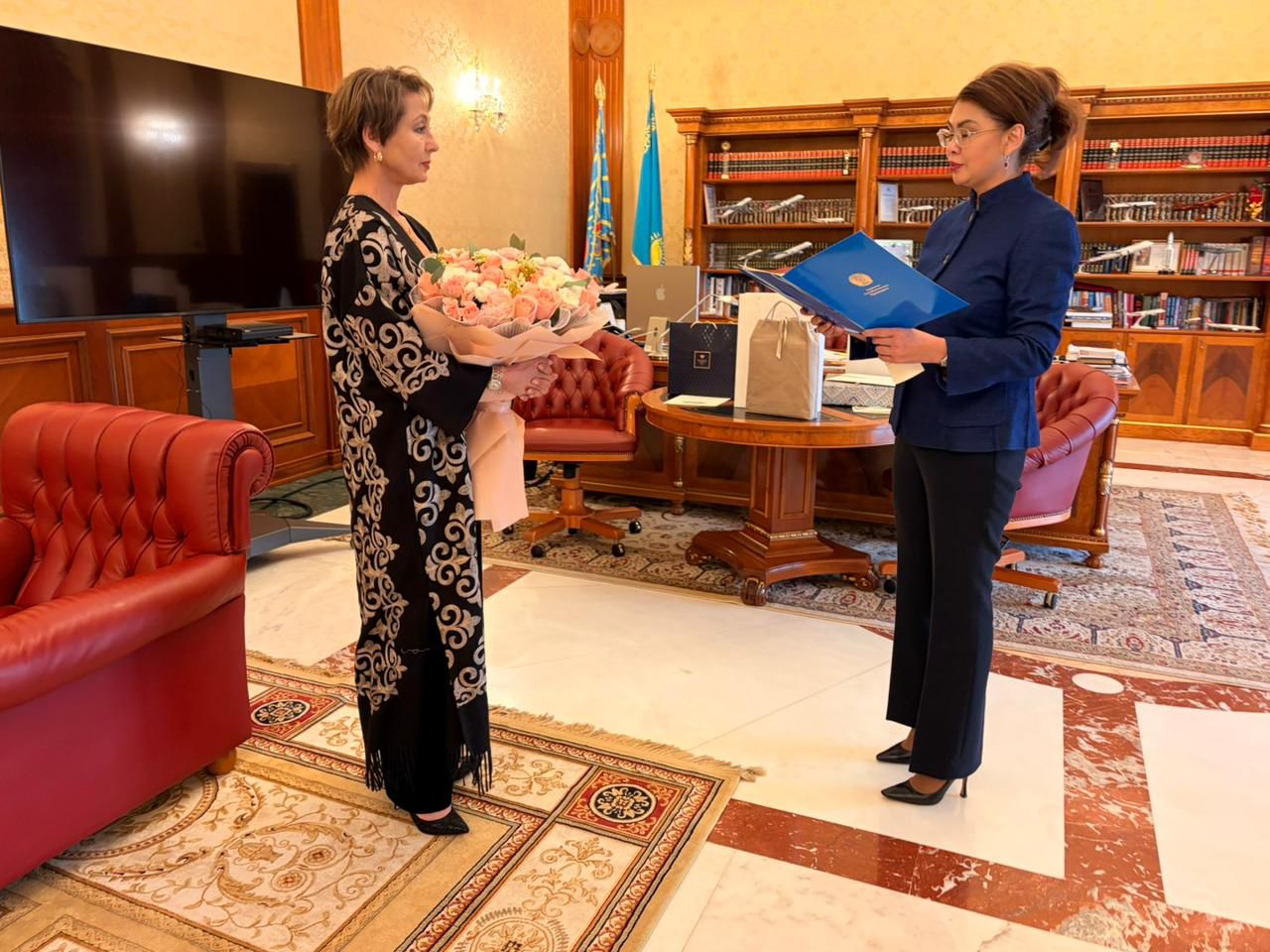Глава государства поздравил Алтынай Асылмуратову с юбилеем