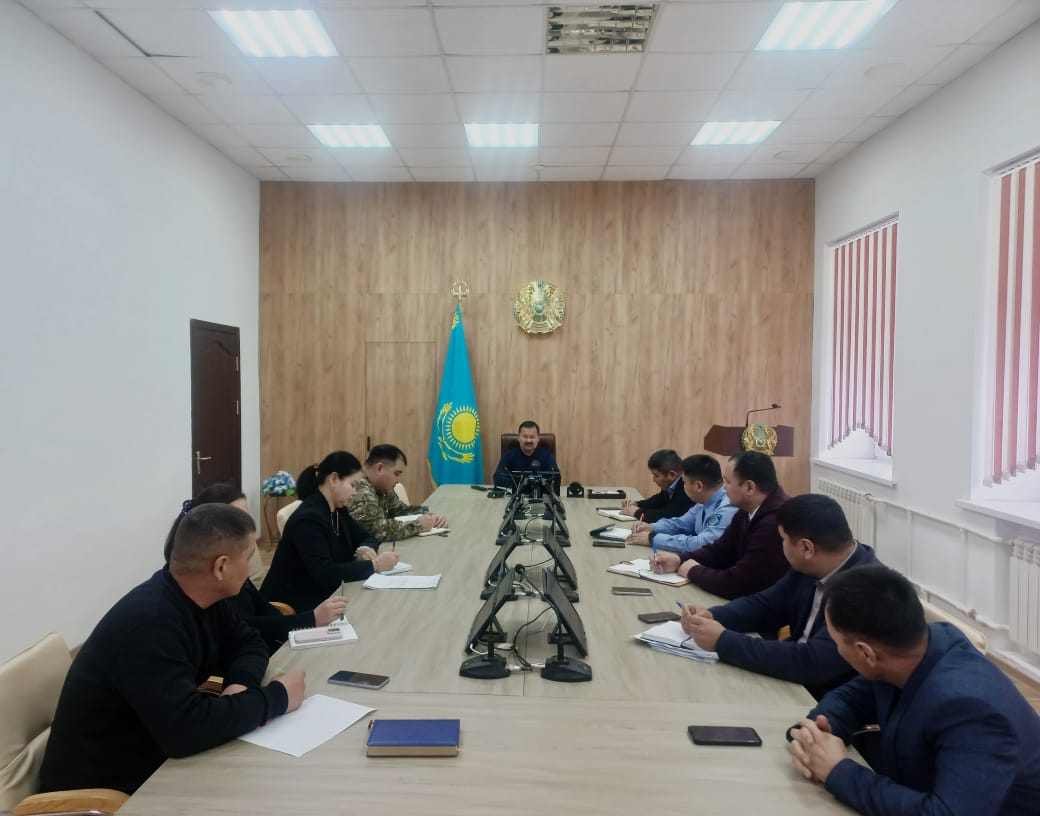 В связи с резким ухудшением погоды, а именно сильным ветром и усилением заморозков, по распоряжению акима Ойылского района А.К. Казыбаева был создан оперативный штаб с участием соответствующих учреждений и ведомств для своевременного принятия мер по устранению чрезвычайных ситуаций, проведения совещаний, отдачи указаний и организации дежурства.