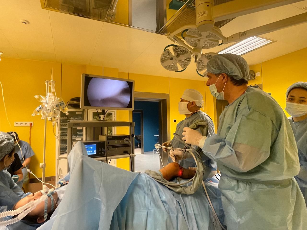 В Центре детской неотложной помощи Алматы провели 8 уникальных артроскопических операций детям