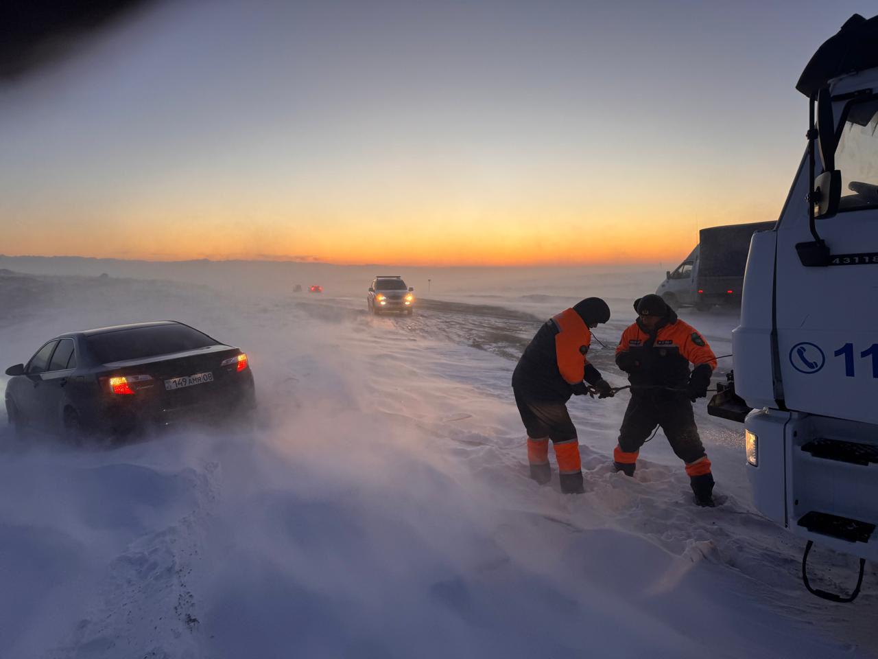 За последние десять дней из снежных заносов спасено и эвакуировано 145 человек