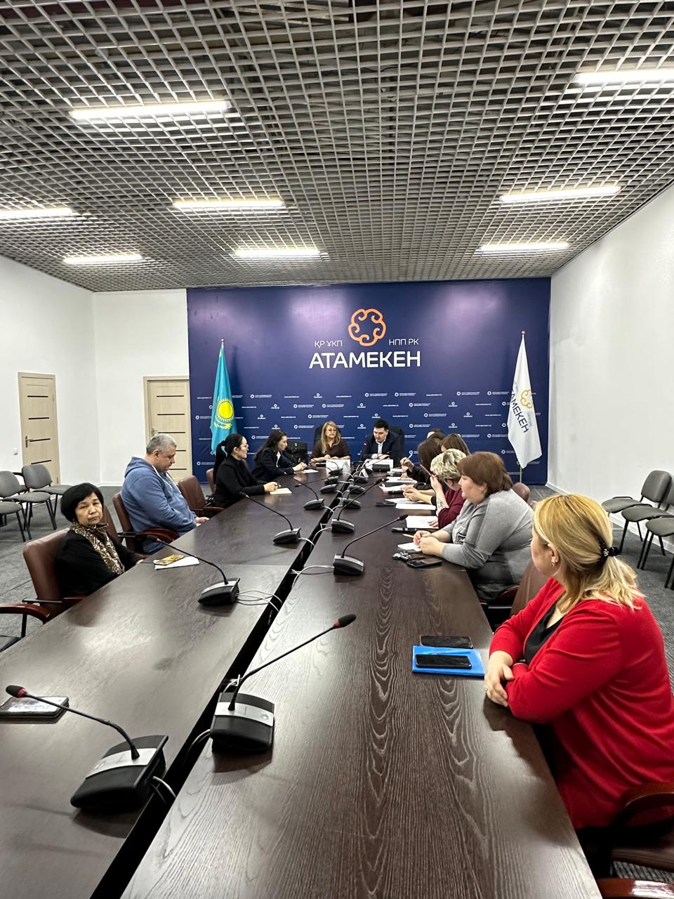 "Атамекен" Қарағанды облысының кәсіпкерлер палатасының алаңында қоғамдық тамақтану және сауда саласындағы қызметті жүзеге асыратын жеке кәсіпкерлік субъектілерімен семинар өтті