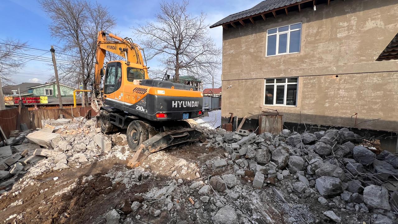 В Алматы снесли хозяйственную постройку