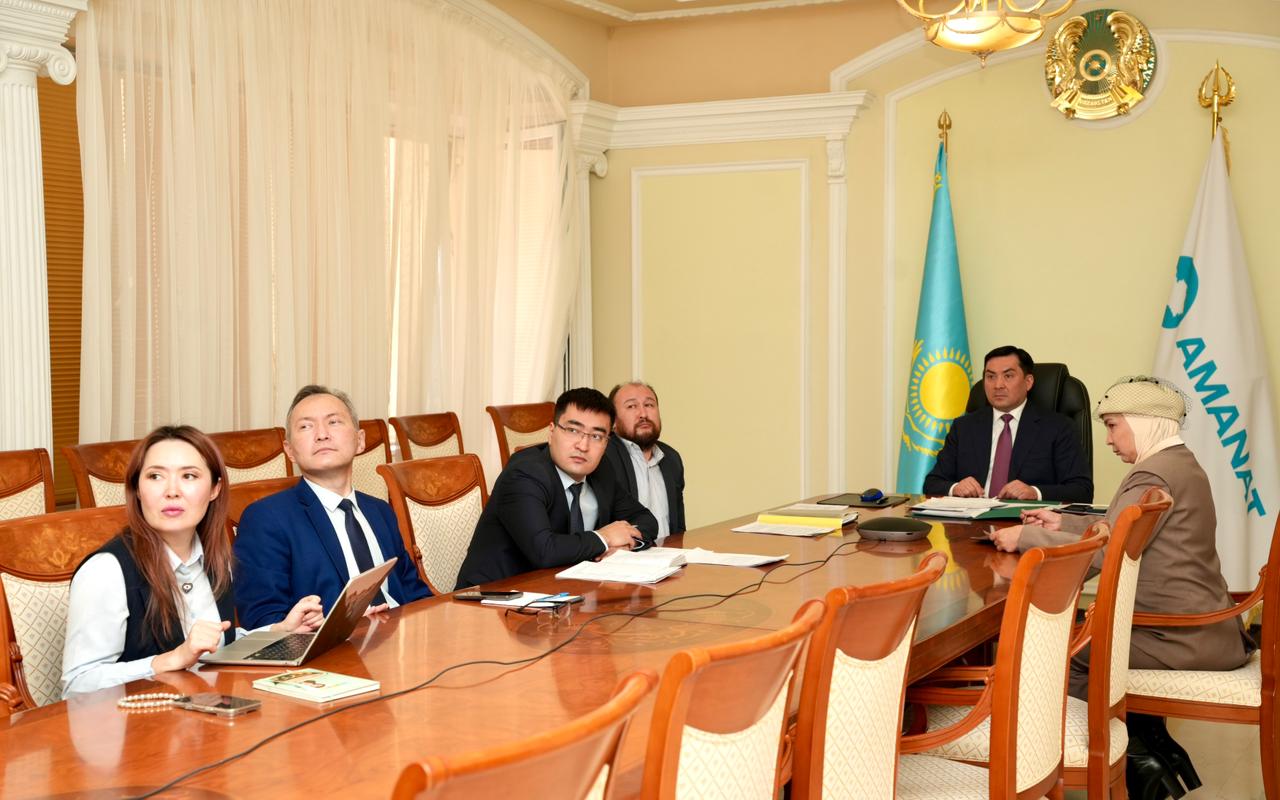 Астананы газдандыру және бизнесті қолдау: Ерлан Ақкенженов «AMANAT» партиясының алаңында азаматтарды онлайн қабылдады