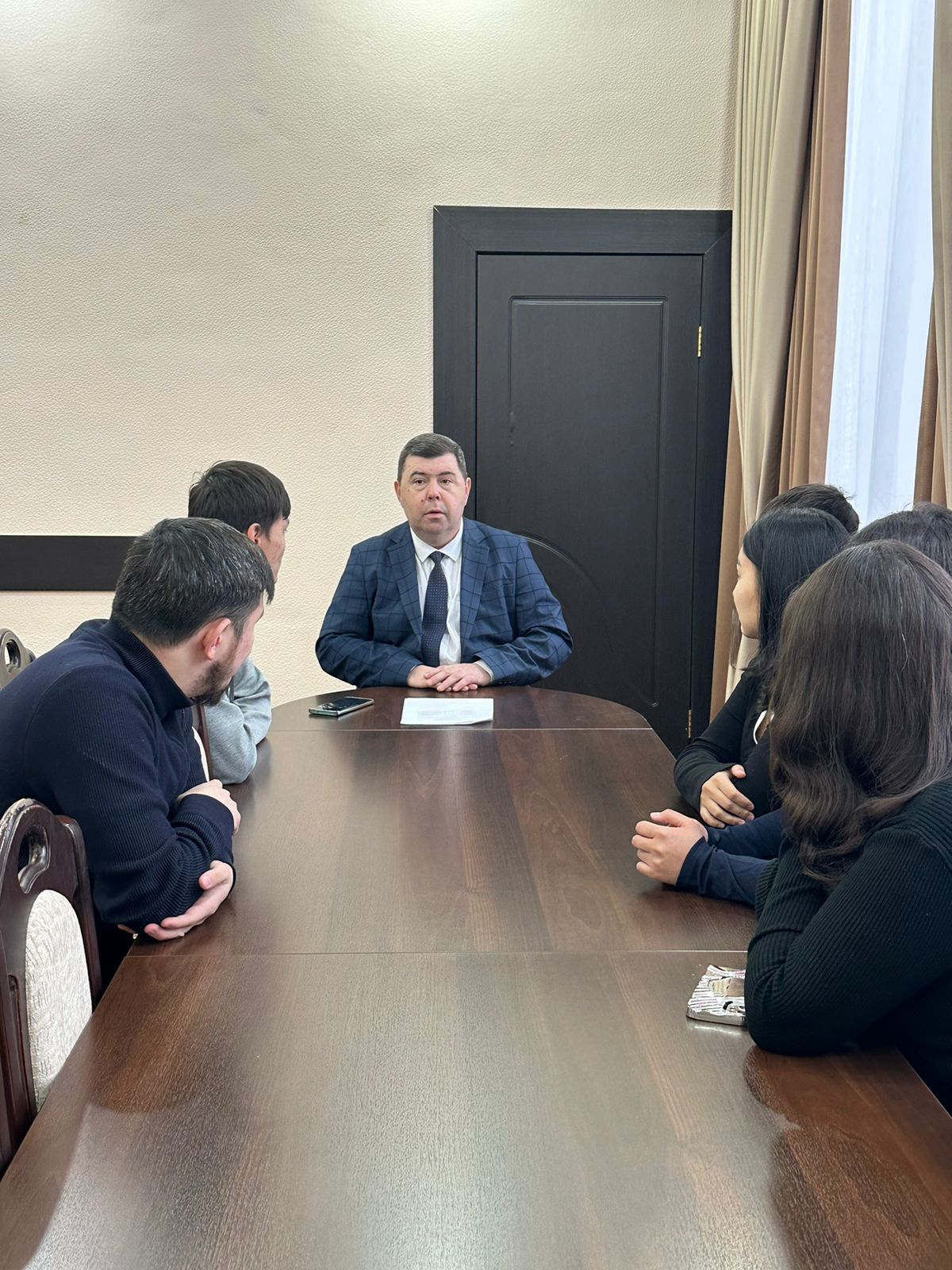 Департамент басшысы студенттерімен дуальды оқытудан өтуге бағытталған кәсіптік бағдар беру кездесуін өткізді