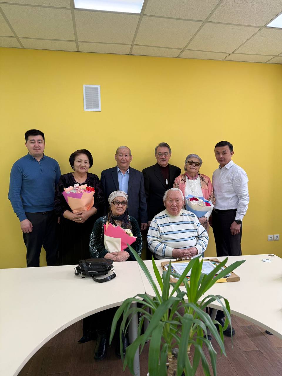 От имени акимата Медеуского района в преддверии "Шаңырақ күні" было организовано торжественное мероприятие, посвящённое чествованию образцовых семей