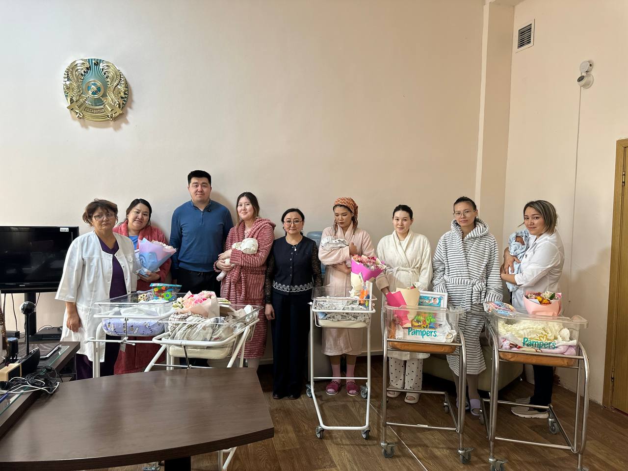Аппарат акимата Медеуского района совместно с Центром поддержки семьи поздравили новорождённых малышей и их мам в городском перинатальном центре №2