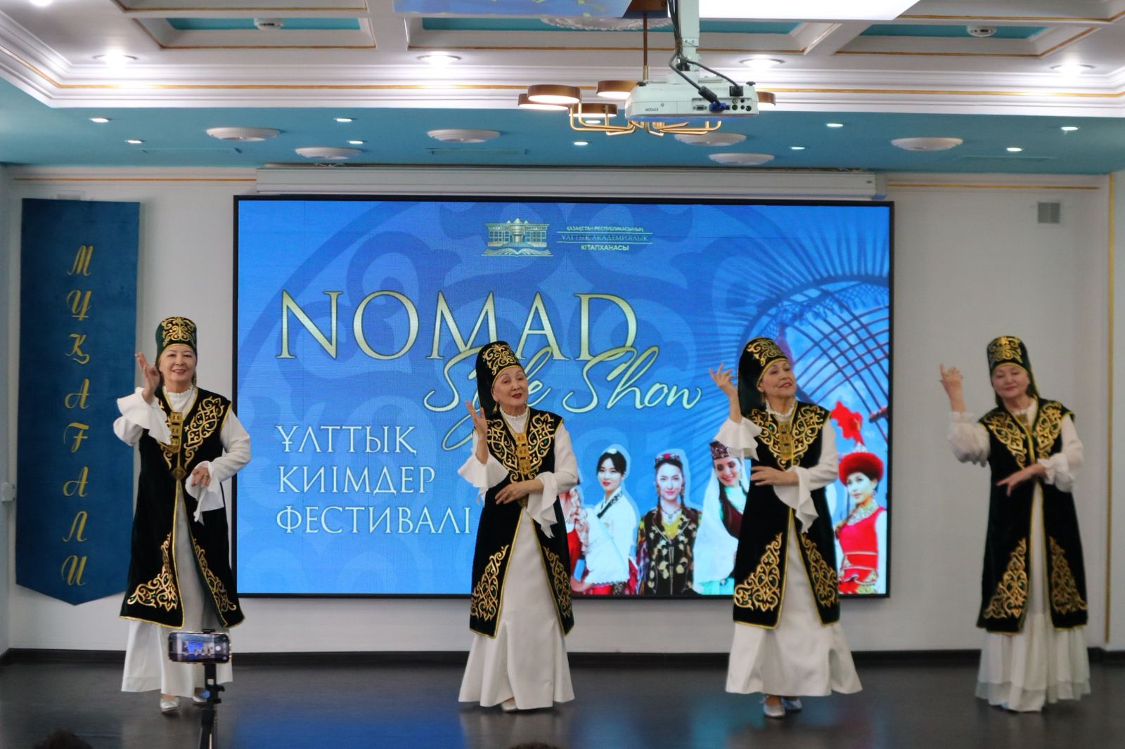 В рамках Наурызнама в столице прошел фестиваль национальной одежды