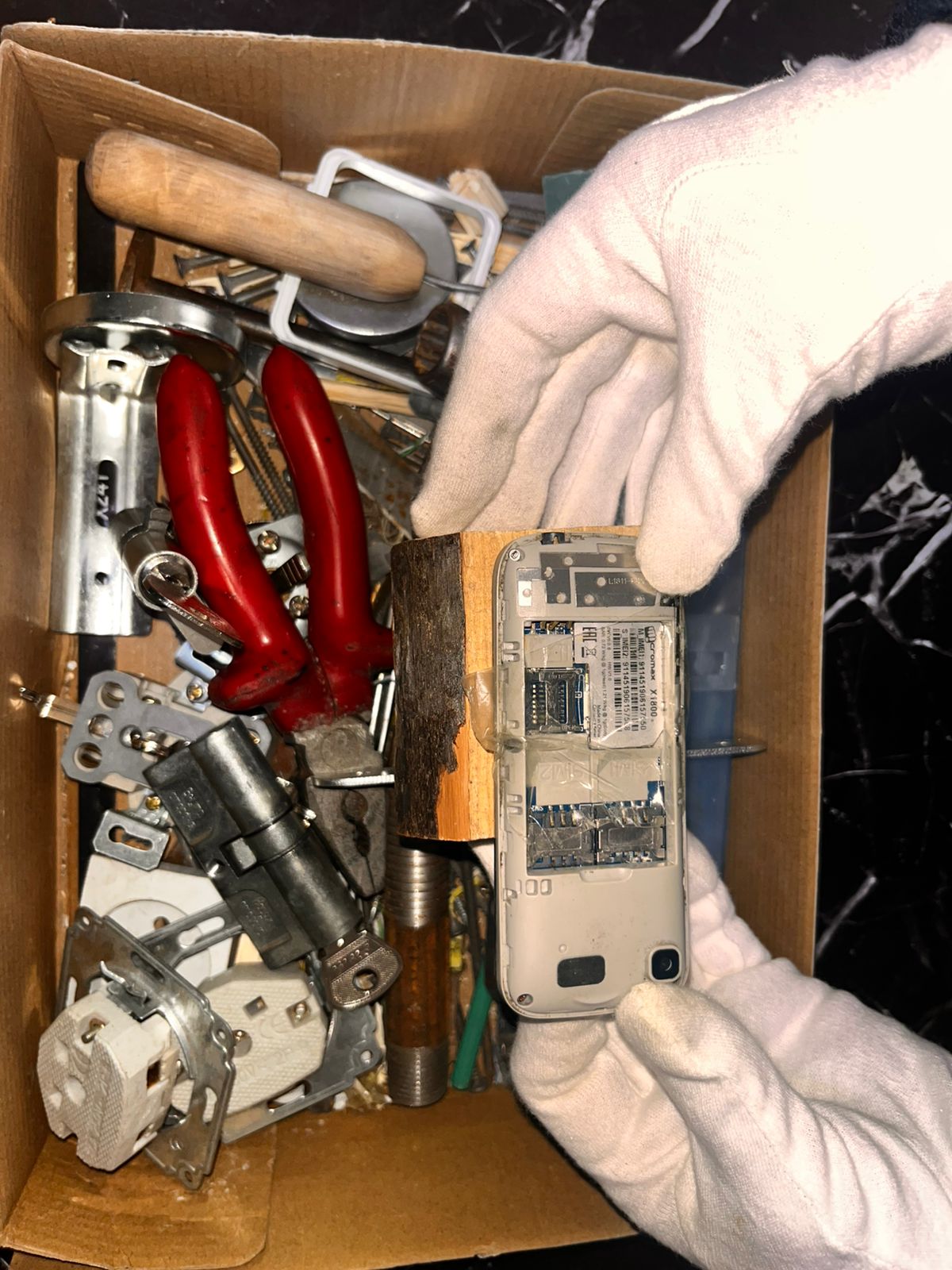 В Акмолинском учреждении задержан водитель с разобранным сотовым  телефоном