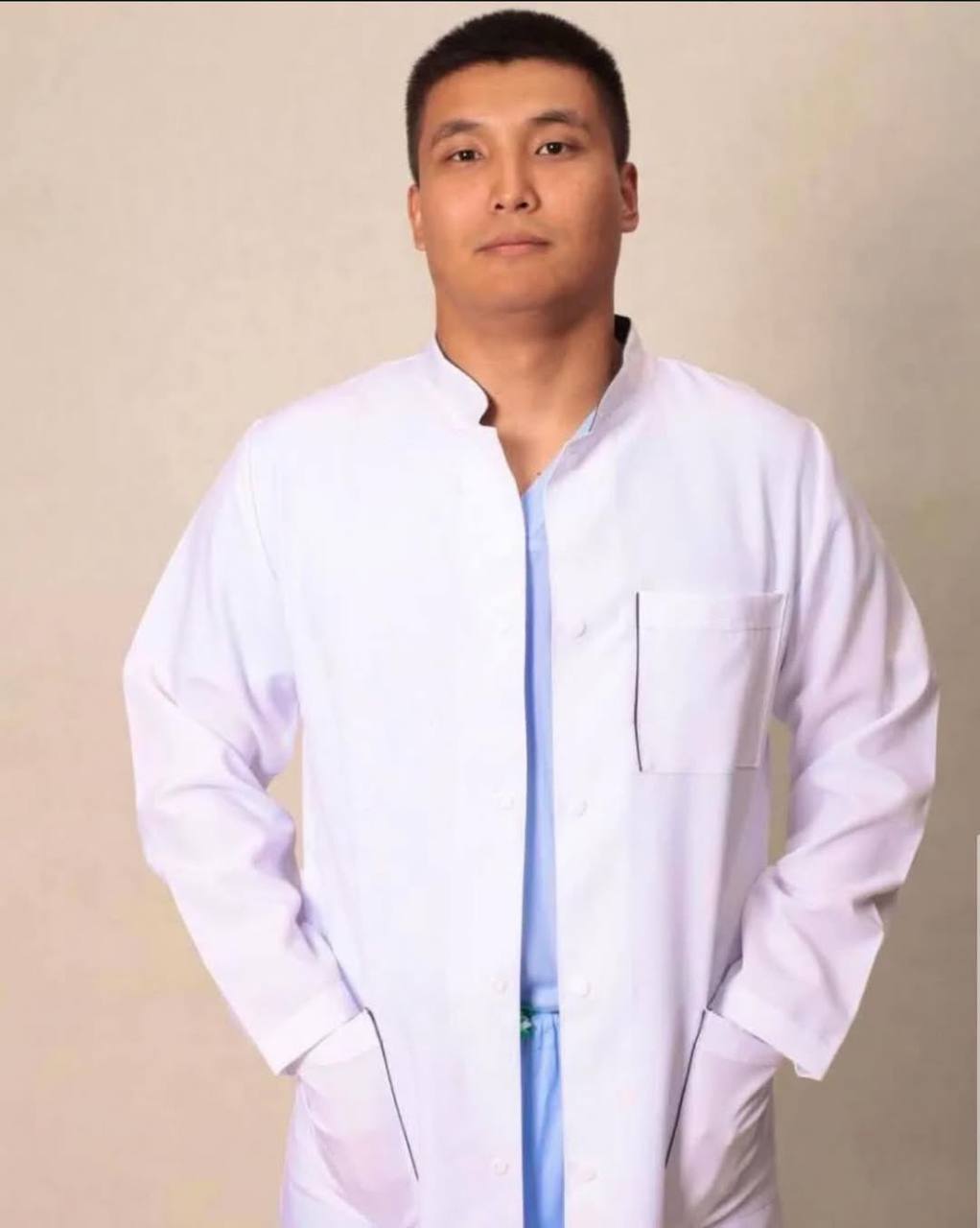 Врач многопрофильной больницы Западно-Казахстанской области Таубай Байжекенов оказал медицинскую помощь роженице на борту самолета, летевшего из Астаны в Уральск.