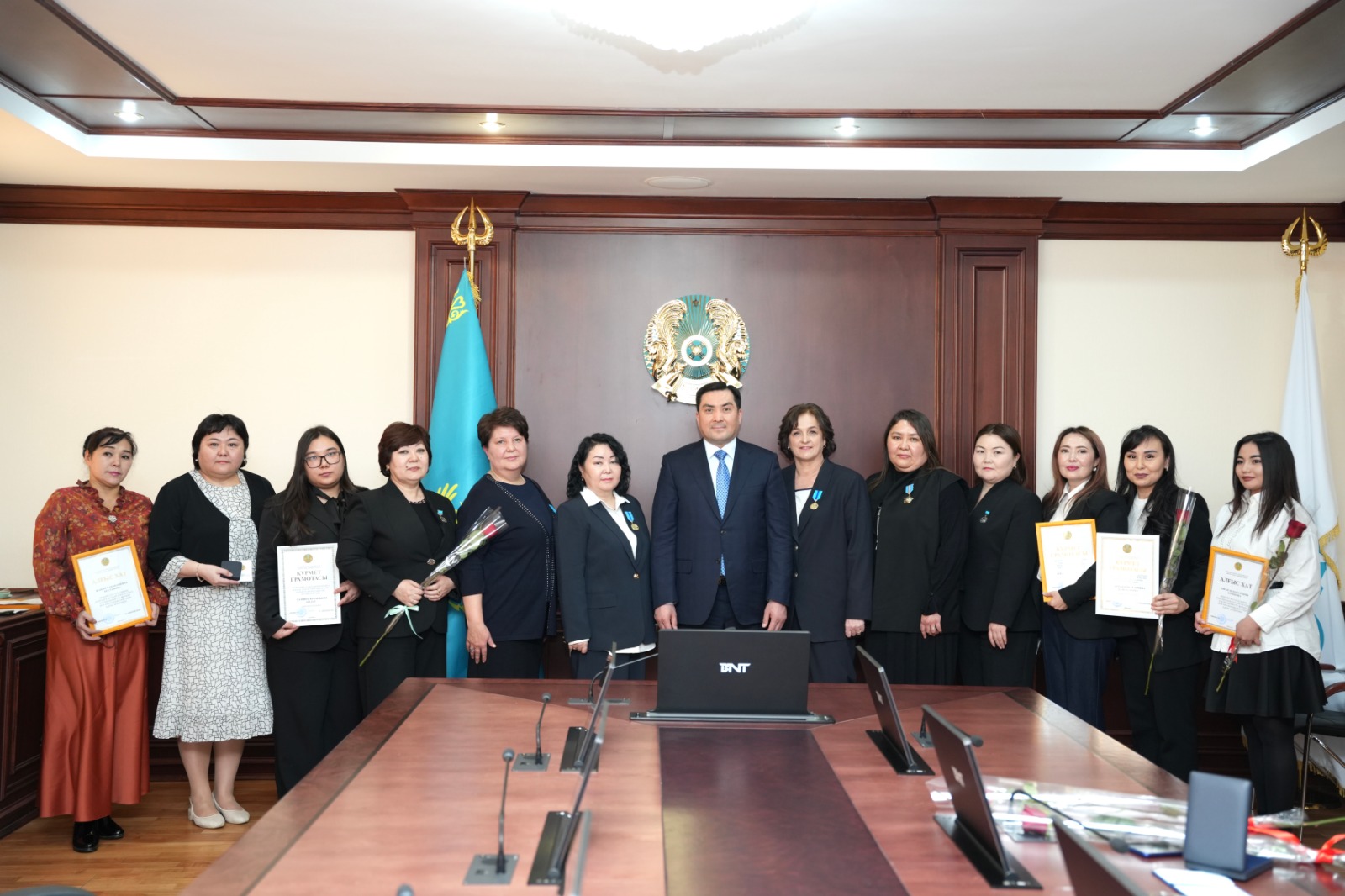 Кәсібилік пен құрмет: Энергетика министрі сала аруларына мемлекеттік наградалар табыстады