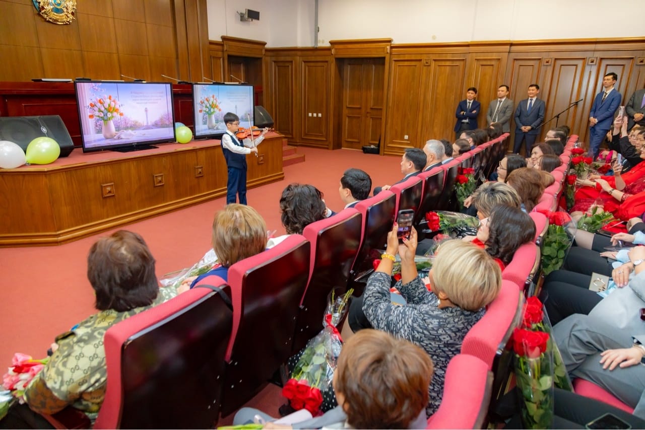 В МНЭ состоялось торжественное собрание, посвященное Международному женскому дню