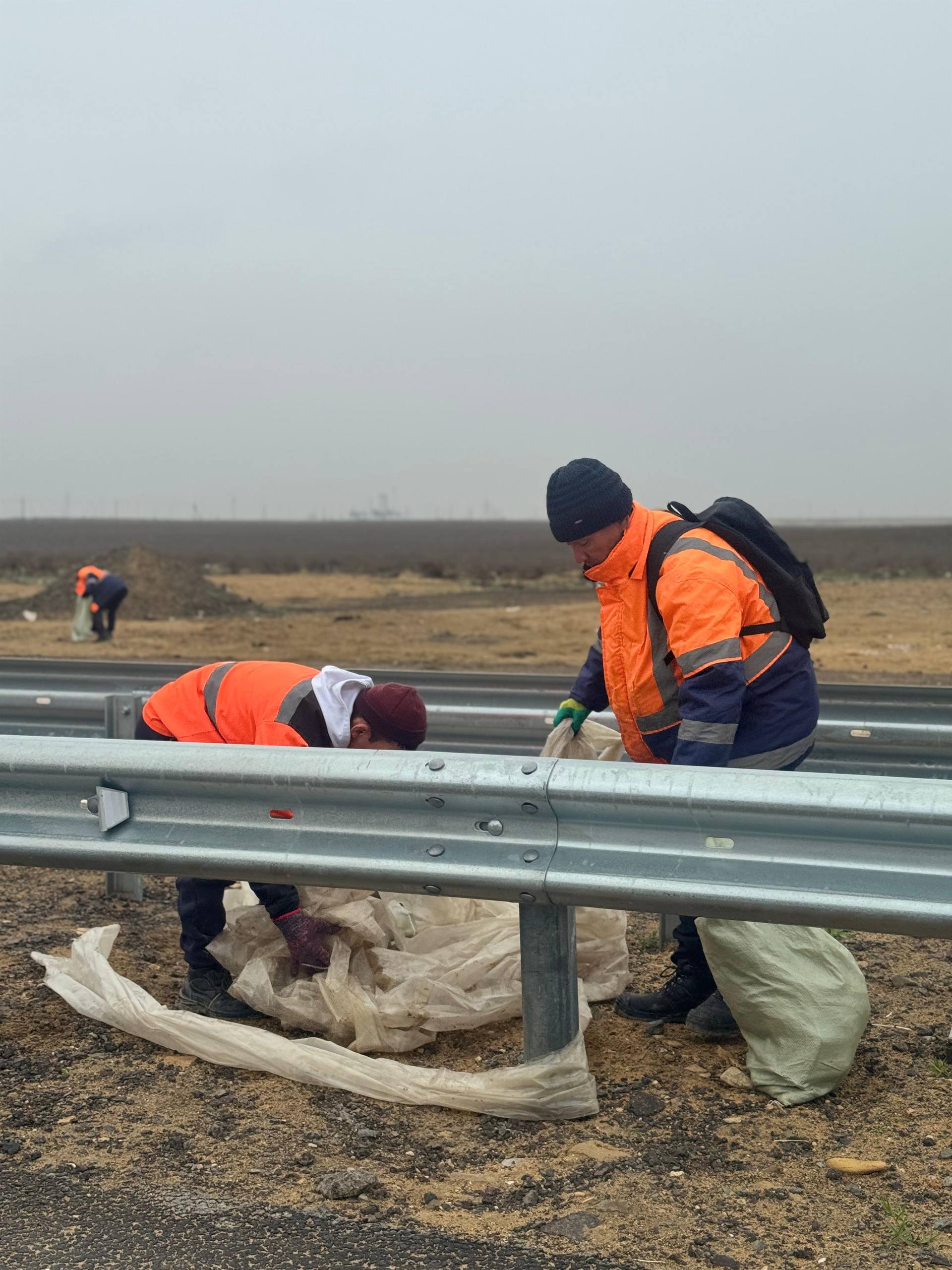 В Актау проведены работы по уборке мусора вдоль дороги к аэропорту