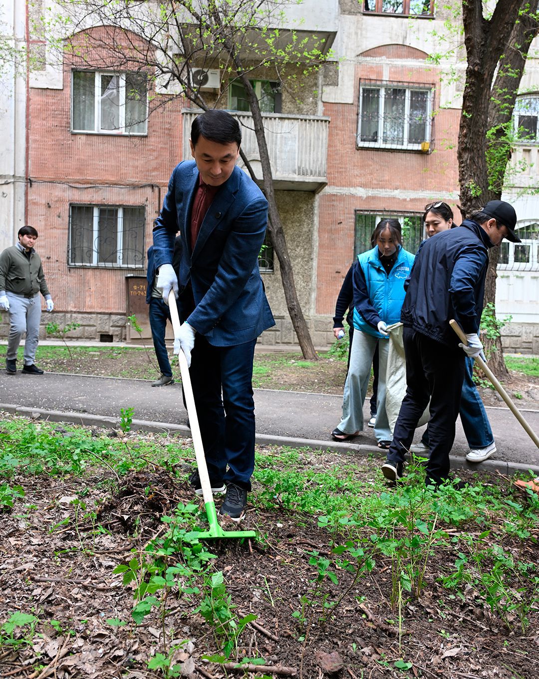 В восьми районах Алматы за один день вывезено свыше 2,5 тыс. кубометров отходов