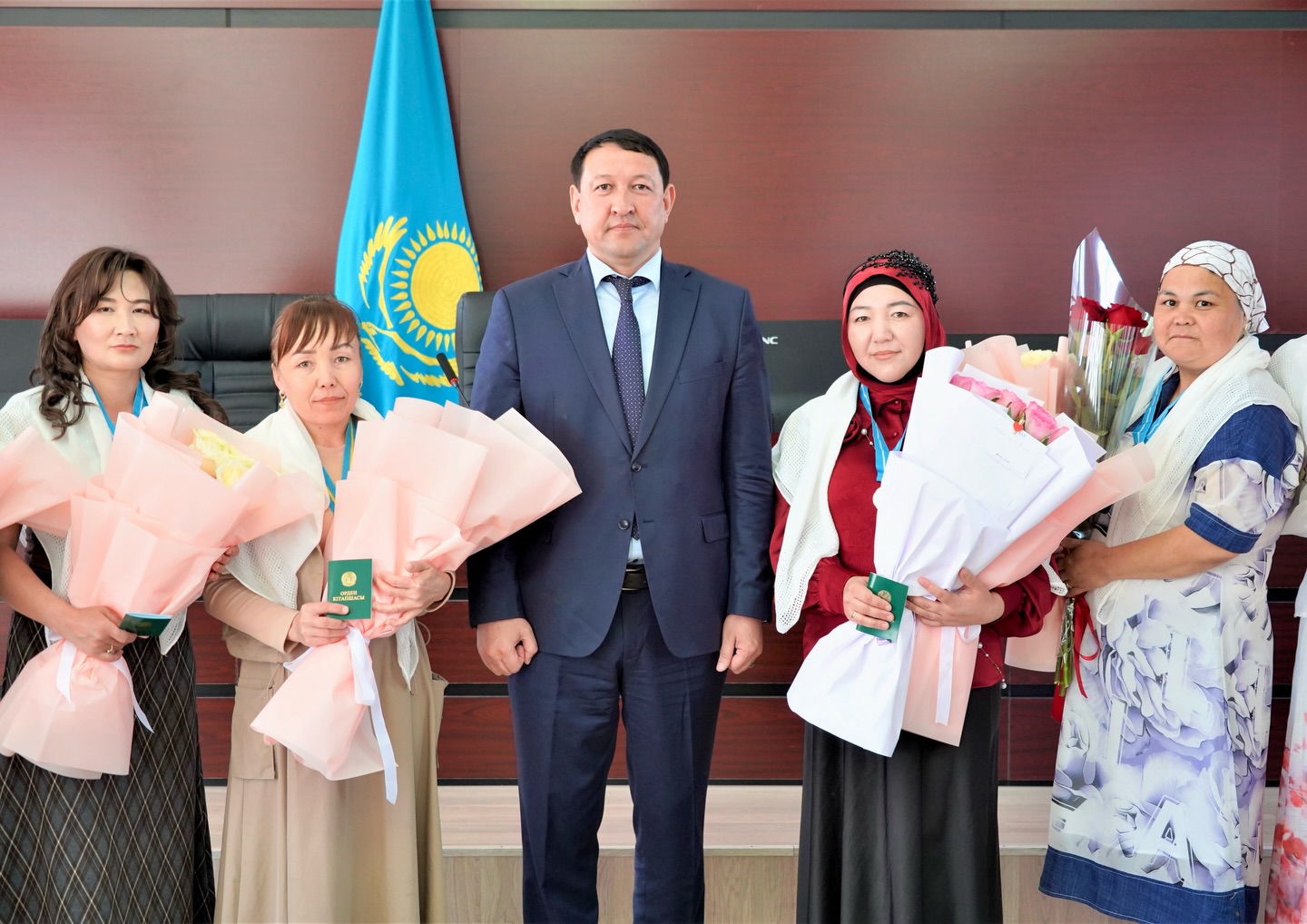 МНОГОДЕТНЫМ МАТЕРЯМ ВРУЧЕНЫ ГОСУДАРСТВЕННЫЕ НАГРАДЫ