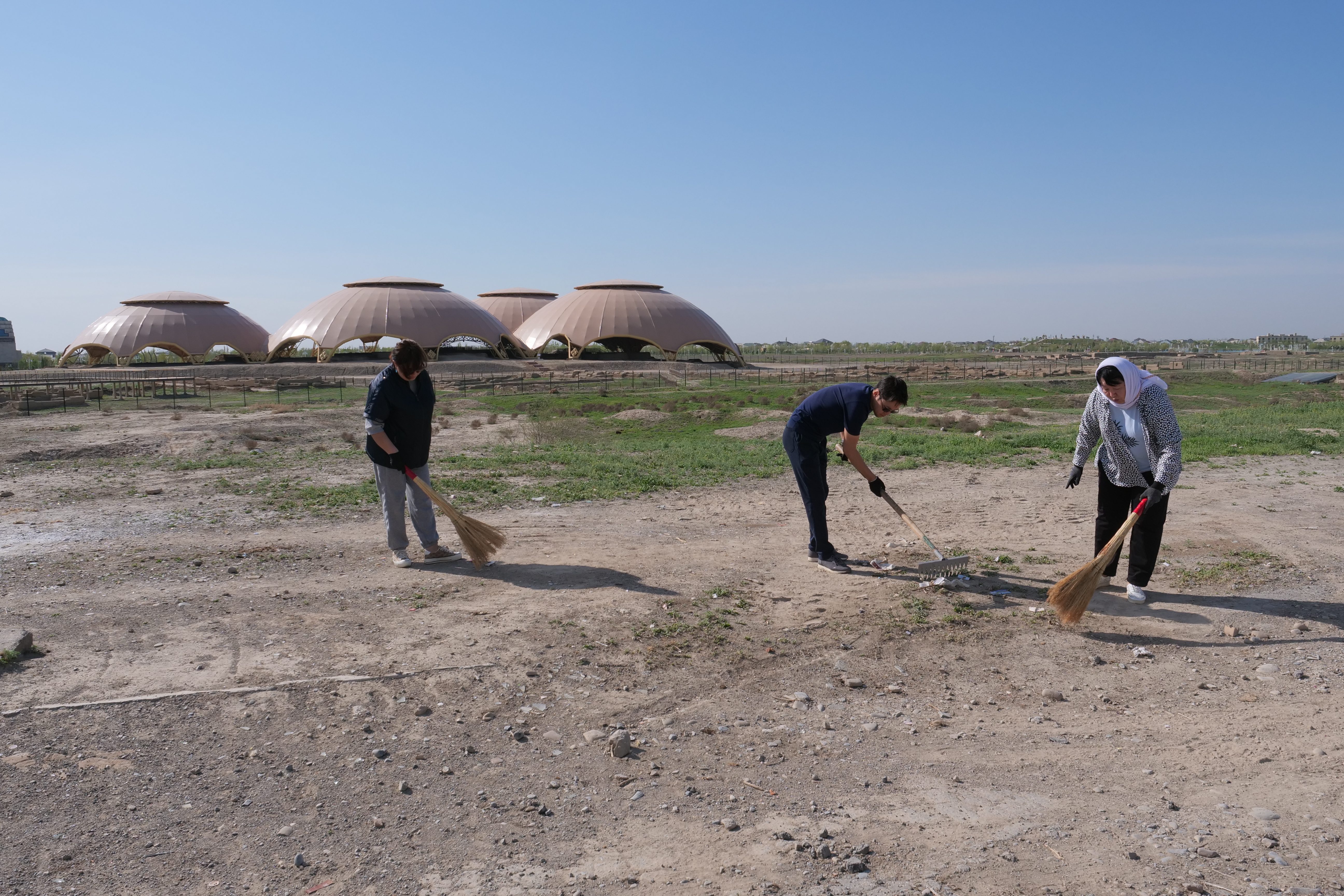 “ТАЗА ҚАЗАҚСТАН”: ПРОВЕДЕНА УБОРКА ВОЗЛЕ МАВЗОЛЕЯ ХОДЖА АХМЕДА ЯСАВИ