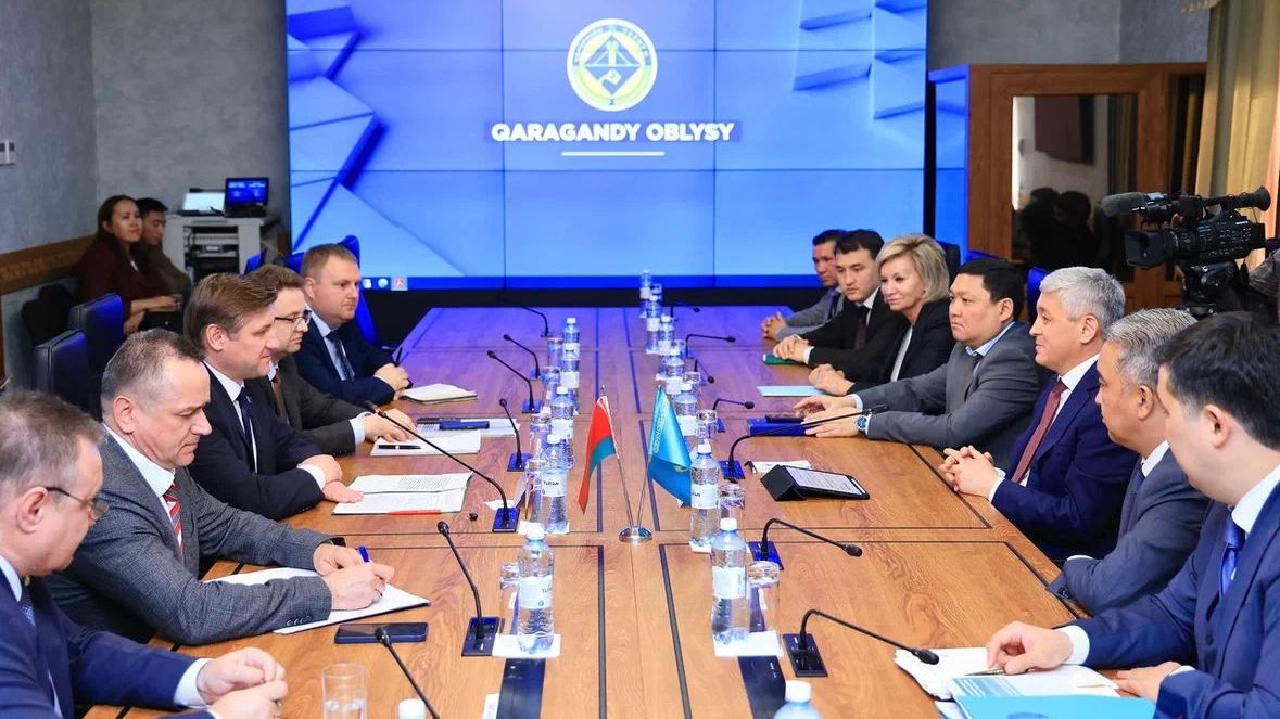 Аким Карагандинской области встретился с послом Беларуси