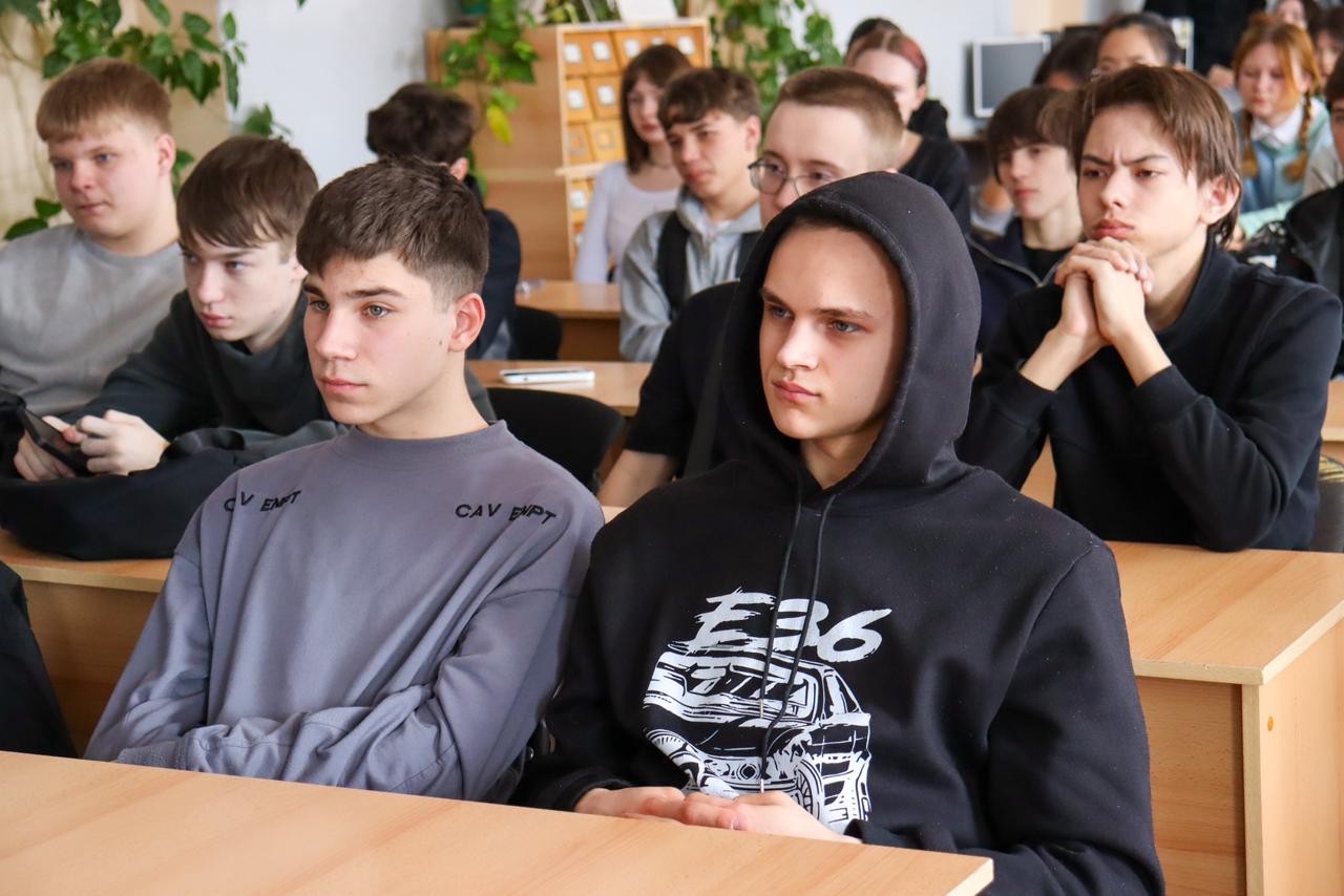 Экран, разделяющий судьбы: в ВКО студенты встретились с осужденными через телемост