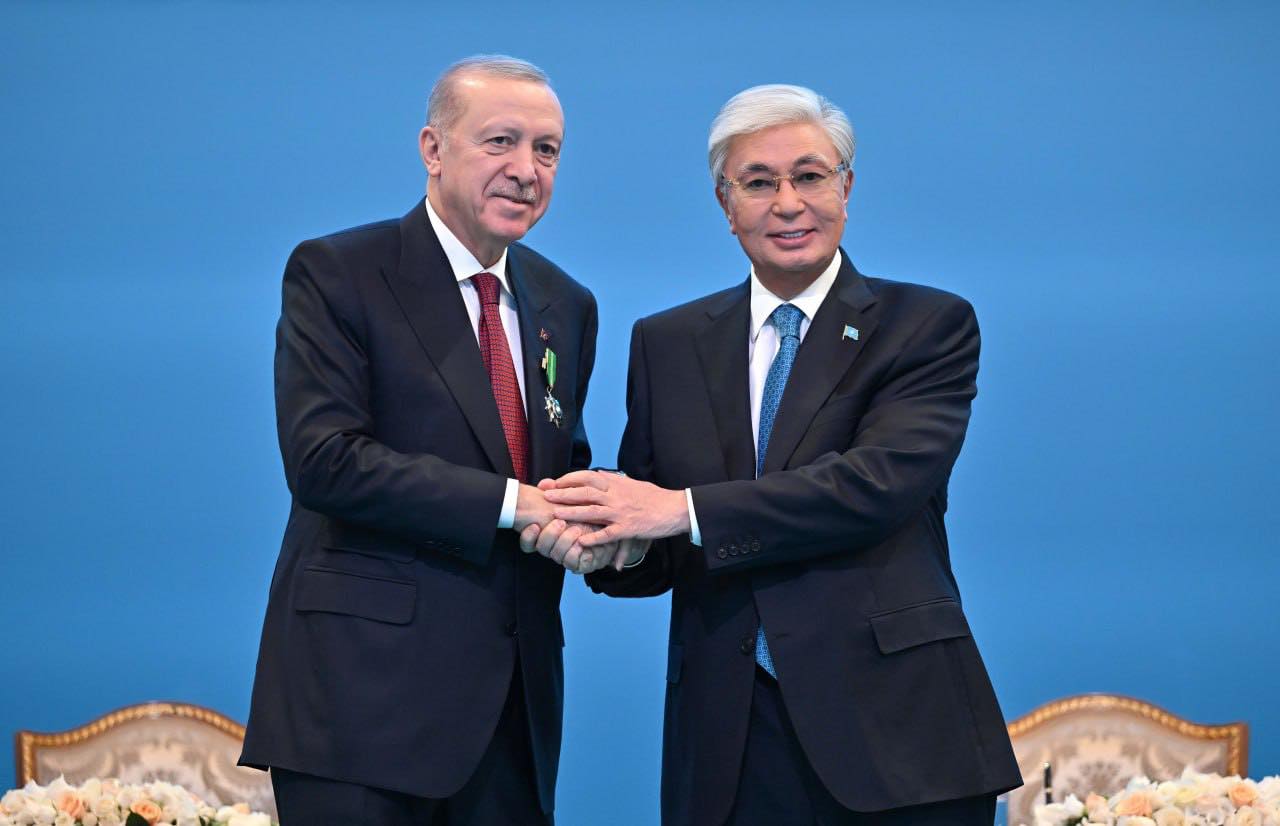 🇰🇿🇹🇷Глава государства вручил Президенту Турции орден Qoja Ahmet Yasaui