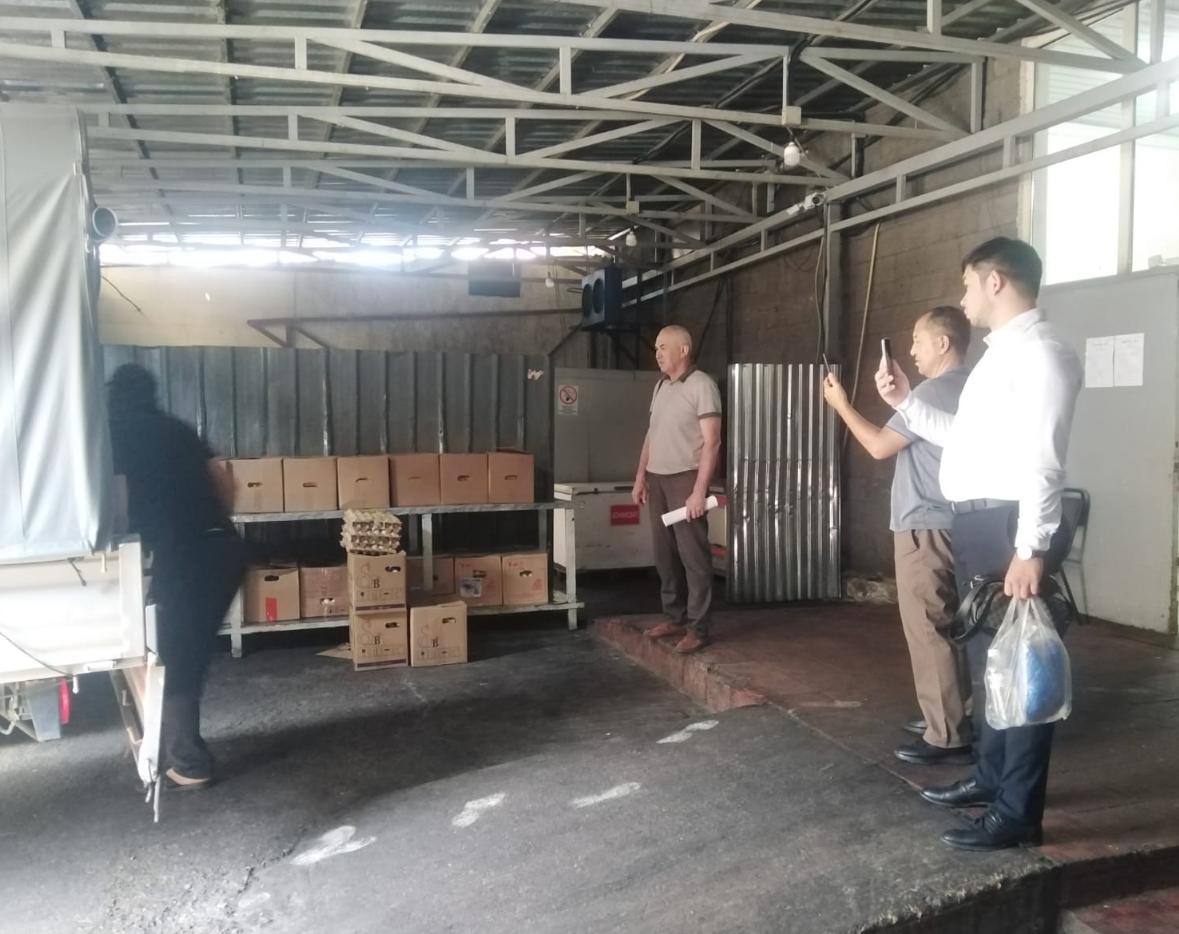На рынке Алматы выявили более 13 тысяч незаконно ввезённых куриных яиц