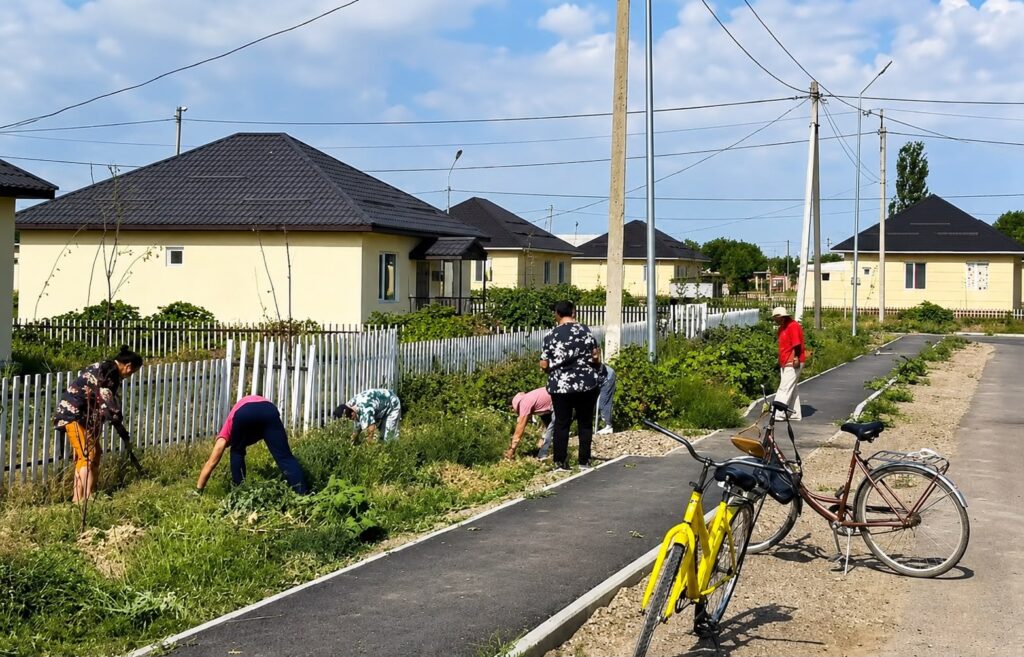 «Таза Қазақстан»: более 120 жителей Уштобе приняли участие в экоакции по очистке улиц